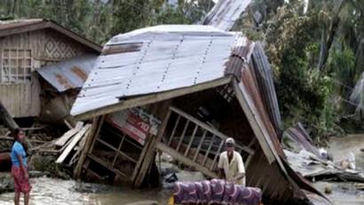 Bild: exb
Stürme und sintflutartige Regenfälle zerstören auf den Philippinen die armselig gebauten Häuser der Reisbauern. Auch ihre meist direkt dahinter liegenden Felder sind überschwemmt, die Ernte fällt damit aus. Die Projekthilfe Dr. Luppa springt in der besonders hart getroffenen Provinz Bataan mit 6000 Euro für den Kauf von neuem Saatgut ein.