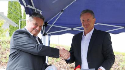 Bild: njn
(von rechts) Vorstandsvorsitzender Dieter Döppl nahm den obligatorischen Schlüssel aus den Händen von Diplomingenieur Udo Graser entgegen.