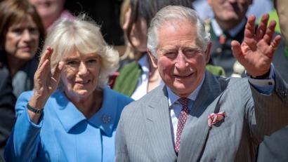 Bild: Sina Schuldt
Prinz Charles und Camilla beim Besuch des Bio-Bauernhofs Herrmannsdorfer Landwerkstätten.
