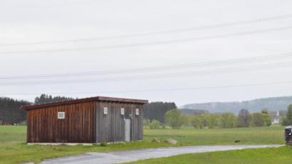 Bild: fjo
Massig Technik verbirgt sich hinter der einer Feldscheune ähnelnden Aufbereitungsanlage unweit von Pfrentsch, die als Herzstück der Waidhauser Trinkwasserversorgung nun die Basis für eine hohe Zusatzförderung legt.