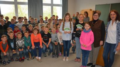Bild: jr
Ein großartiges Ergebnis brachte der 22. Pausenverkauf der Grundschule Konnersreuth. Den Erlös von 800 Euro überreichten die Klassensprecher der vierten Klasse an Dr. Annemarie Schraml (Zweite von rechts). Rektorin Monika Kunz (rechts) freute der respektable Erfolg „unserer kleinen Schule“ und bilanzierte, dass alleine aus dem Pausenverkauf schon weit mehr als 10000 Euro für soziale und karitative Zwecke gespendet wurden.
