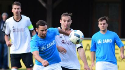Bild: schrems
Mit 5:2 gewann der ATSV Tirschenreuth das Hinspiel gegen die SG Griesbach/Großkonreuth. Hier eine Szene daraus mit SG-Spieler Jakub Smoranc (blau) gegen den ATSV-Kicker Dominik Schnabl. Am Sonntag kommt es zum Rückspiel, in dem es um den Aufstiegsrelegationsplatz geht.