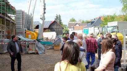 Bild: ohr
Der Schlossbauernhof in Altfalter wird zum Dorfmittelpunkt umgestaltet. Bürgermeister Hans Gradl (links) gibt den interessierten Besuchern Erläuterungen zum Baufortgang und hofft, dass die Bevölkerung bei den vorgesehenen Eigenleistungen kräftig mit anpackt. Das Großprojekt soll 2020 abgeschlossen sein.