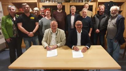 Bild: exb/Stefan Schmid
Unter den Augen der Festausschussmitglieder, darunter dem Feuerwehr-Festleiter Christian Voith (2. von links) und SV-Festleiter Franz Bauer (7. von links) sowie dem Vorsitzenden des Patenvereins, FFW Haag, Josef Meier (3. von rechts) unterzeichnete Erster Bürgermeister Maximilian Beer und Festwirt Alois Hamperl aus Rettenbach (links am Tisch) den Vertrag über die Zusammenarbeit beim Heimatfest 2020.