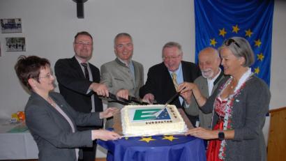 Bild: pop
Ein Stück Europa für jeden (von links): Landesgeschäftsführerin Ute Hartenberger, Hohenburgs Bürgermeister Florian Junkes, CSU-Landtagsabgeordneter Harald Schwartz, Kreisvorsitzender Hermann Kucharski, Bezirksvorsitzender Anton Götz und die ehemalige Kreisvorsitzende Karoline Hastreiter.