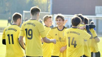 Bild: Hubert Ziegler
Grund zum Jubeln haben die Hahnbacher auch in dieser Saison: Der amtierende Bezirksliga-Meister ist zwei Spieltage vor Schluss Zweiter.