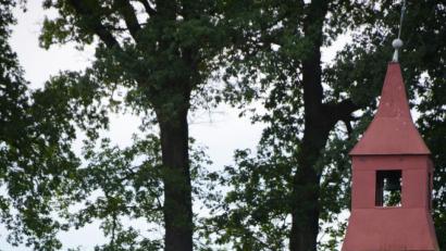 Bild: ak
Die Scheune mit Glockenturm in Guttenthau kommt demnächst weg. Für den dortigen Spielplatz muss ein neuer Standort überdacht werden.