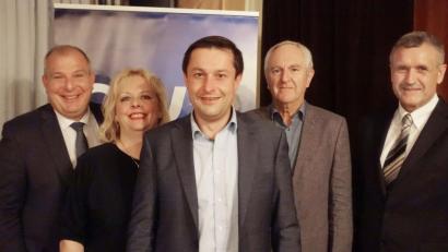 Bild: wd
Den ersten Schock überwunden: Die engste Kreisvorstandschaft der Weidener CSU mit Kreisvorsitzendem Stephan Gollwitzer (Mitte), den Stellvertretern Wolfgang Pausch und Dagmar Nachtigall (von links) sowie Hans-Jürgen Gmeiner und Schatzmeister Werner Weitensteiner (von rechts)i