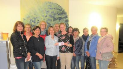 Bild: tu
Der Katholische Frauenbund Pleystein spendet dem Hospiz in Neustadt/WN 500 Euro.