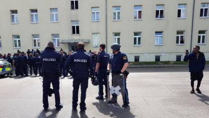 Bild: Alexander Auer
An der Asylbewerberunterkunft im Regensburger Osten gab es einen größeren Polizeieinsatz. Eine 31-jährige Frau kam dort zu Tode. Nach dem aktuellen Ermittlungsstand kann ein Ableben durch Gewalteinwirkung ausgeschlossen werden.