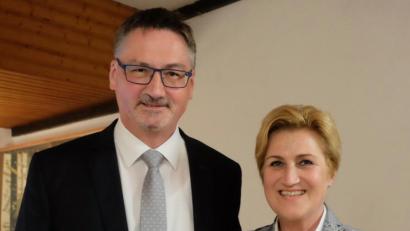 Bild: ohr
Bürgermeister Hans Prechtl bedankte sich bei Corinna Gross für die interessante Repräsentation des Familienunternehmens, sprach „von einen kleinen Juwel, das sich abhebt“ und überreichte die Gemeindechronik gleichsam als „Werbegeschenk“