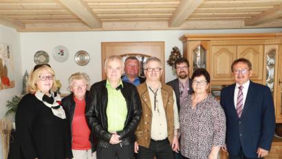 Bild: njn
70. Geburtstag beging Bruno Schraml (Vierter von rechts). Unter den zahlreichen Gratulanten waren auch Bürgermeister Hans Donko (rechts), der stellvertretende Landrat Günter Kopp (Dritter von links) und Kreisrat Marco Vollath (Dritter von rechts) sowie Vereinsvertreter des VdK und der Siedlergemeinschaft.