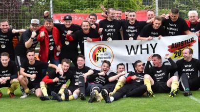 Bild: A. Schwarzmeier
Die SV Grafenwöhr feierte den Landesliga-Aufstieg überschwänglich.