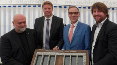 Bild: tr
Bei der symbolischen Schüsselübergabe anlässlich der Rathaus-Einweihung in Waldsassen, von links Architekt Peter Brückner, Stadtbaumeister Hubert Siller, Bürgermeister Bernd Sommer und Projektleiter Thorsten Will.