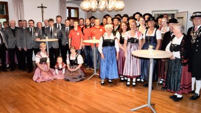 Bild: bö
Zusammen sind sie 280 Jahre alt - Zu einem Empfang hatte Bürgermeister Peter Braun die Jubiläumsvereine des Marktes Schmidmühlen ins Rathaus zu einem Empfang eingeladen: Den Golf- und Landclub Schmidmühlen, die Reservistenkameradschaft, den Sportverein SV Eintracht Schmidmühlen sowie den Heimat- und Volkstrachtenverein Schmidmühlen.