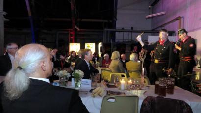 Bild: ubb
Bei der 25-Jahr-Feier des Rotary Club Stiftland in der Glashütte Lamberts nahm die „Altneihauser Feierwehrkappl‘n“ (rechts) auch den RC-Präsidenten Jeff Beer (links) aufs Korn.