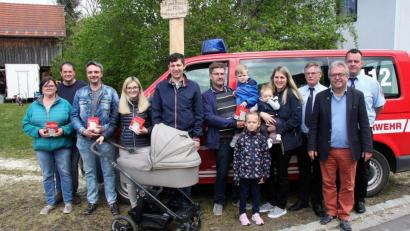 Bild: wro
Zusammen mit Kommandant Christian Schön und Bürgermeister Toni Dutz überreichte Feuerwehrvorsitzender Helmut Oppl (von rechts) je einen Rauchmelder an die frischgebackenen Schönhaider Eltern.