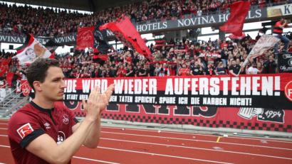 Bild: Daniel Karmann/dpa
Georg Margreitter applaudiert den Fans: Auch die Spieler wurden nach dem Abstieg von den Anhängern gefeiert.