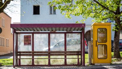 Bild: pml
In Erbendorf steht neben der Bushaltestelle beim Kriegerdenkmal noch eine gelbe Telefonzelle - allerdings ohne Apparat.