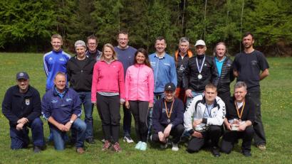 Bild: bkr
Weiblicher Charme lief bei der Crosslaufmeisterschaft des BSB Kreisverbandes am Samstag in Ahornberg mit. Milena Tuks und Claudia Sticht zeigten sich den männlichen Konkurrenten ebenbürtig. V.l. kniend Kreisvorsitzender Thomas Semba, Max Etterer, Michael Zimmerer, Stefan Gewinner und Wolfgang Nickl. Stehend v.l.: Tobias und Rainer Langsteiner, Gerald Bauer, Claudia Sticht, Martin Schmid, Milena Tuks, Wolfgang Ackermann, Rüdiger Bauer, Jörg Freche, Uwe Sticht und Florian Wolf. Von den Läufern fehlt Roland Schäffler.