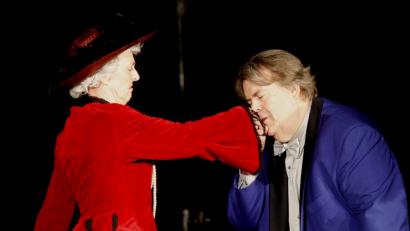 Bild: Hirsch
Zuneigung sieht anders aus. Lebemann Algernon Moncrieff (Dirk Dürholz, rechts) begrüßt Lady Augusta Bracknell (Ilona Glück, links),