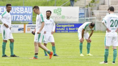 Bild: Hubert Ziegler
Hängende Köpfe und große Enttäuschung bei den Gebenbacher Spielern nach dem Schlusspfiff: Durch die 3:4-Heimniederlage gegen den SV Seligenporten vergaben sie die Chance, den TSV Aubstadt noch von Platz eins zu verdrängen. Der machte mit einem 2:0-Auswärtssieg bei der DJK Don Bosco Bamberg die Meisterschaft in der Bayernliga Nord und den Aufstieg in die Regionalliga perfekt.