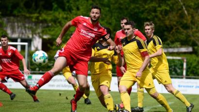 Bild: ham
Der Pfreimder Michael Prey (vorne, rot) muss den Ball vor den Burglengenfelder Spielern verteidigen. Die SpVgg verlor unglücklich mit 0:1.