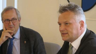 Bild: ua
Bürgermeister Franz Mädler (links) und Staatssekretär Roland Weigert.