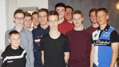 Bild: weu
Die Jugendlichen sind das Aushängeschild des Tischtennisvereins. Die Verantwortlichen Henry Seifert (rechts) und Michael Eckl (Vierter von rechts) sind stolz auf den Vereinsnachwuchs und freuten sich bei der Jahreshauptversammlung über lobende Worte der Redner.
