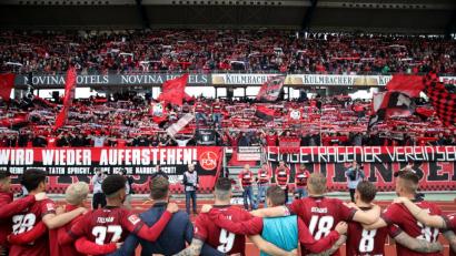 Bild: Daniel Karmann/dpa
Schulterschluss nach dem Abstieg: Die Nürnberger Spieler vor der Nordkurve. Die Fans feierten die Spieler minutenlang.