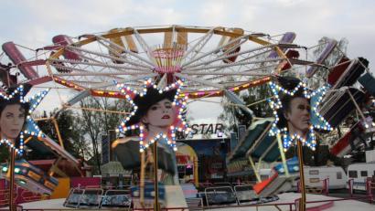 Bild: kro
Festorganisator Georg Duschinger ist enttäuscht: Wegen der niedrigen Temperaturen und Regenschauer am Wochenende blieben die Besucherzahlen beim Tirschenreuther Volksfest weit hinter den Erwartungen zurück.