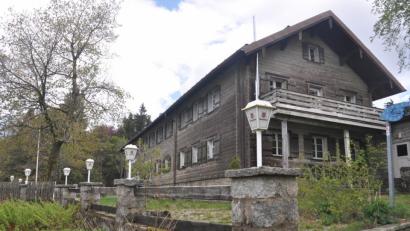 Bild: ws
Das Schutzhaus Silberhütte soll nach den Vorstellungen von Bürgermeister Alfred Stier ein "aktives Kommunikationsgebäude" werden.