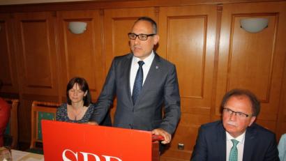 Bild: bjp
Die Schlüsselbedeutung der Europawahl werde oft unterschätzt, bedauerte Europaparlamentsmitglied Ismail Ertug beim Ehrenabend der Pressather SPD. Links im Bild Ortsvorsitzende Sabine Eichermüller, rechts Bürgermeister Werner Walberer.