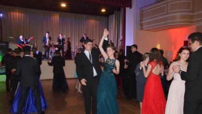 Bild: Kunz
In eleganten Roben tanzten die Wirschaftsschüler zu ihrem Abschlussball an.