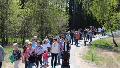 Bild: exb
Rund 70 Erwachsene und 20 Kinder machten sich rund um Teunz auf eine Marterlwanderung auf.