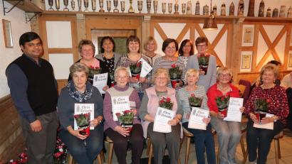 Bild: bsc
Pater Martin (links) und die beiden Vorstandsmitglieder des Müttervereins Friedenfels, Petra Gärtner und Anita Grünbauer (hinten von rechts), gratulierten den Vereinsjubilaren mit Urkunden und einen prächtigen Rosenstock. Erika Horn (vorne sitzend, Vierte von rechts) gehört dem Verein bereits seit 60 Jahren an.