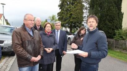 Bild: ral
Initiator Rupert Bauer (rechts) übergab die gesammelten Unterschriften an Bürgermeister Josef Deichl. Am Ortstermin nahmen auch (hinten, von links) stellvertretender Landrat Arnold Kimmerl sowie die Abgeordneten Annette Karl, Karl Holmeier und Marianne Schieder teil.