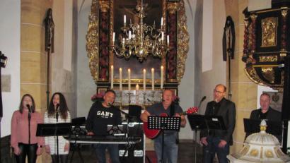 Bild: sei
Markus Suttner, Klaus Hofmann, Erich Lang, Markus Michalke, Celine Michalke und Theresa Lang (von rechts) begeistern das Publikum in der evangelischen Kirche mit einem überragenden Rock- und Popkonzert.