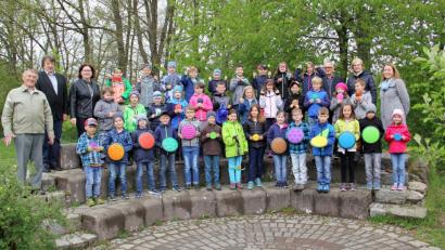 Bild: boj
Die Freude über die neuen Pausenhofspiele teilten mit den Kindern auch Klassenleiterin Fiona Hauser-Kroner, Klassen- und Schulleiterin Ortrud Sperl, Fördervereinsvorsitzender Joseph Salomon (hintere Reihe von rechts), die Brieftaubenvereinsvorsitzenden Anton Stigler und Willibald Pirzer sowie stellvertretende Bürgermeisterin Rita Salomon (von links).