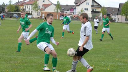 Bild: gb
Durch den 2:1-Sieg gegen die SG Griesbach/Großkonreuth sicherte sich der ATSV Tirschenreuth den zweiten Platz in der Kreisklasse Stiftland und geht damit in die Aufstiegsrelegation. Hier kämpfen der Tirschenreuther Andreas Plonner (rechts) und Daniel Kreuzer um den Ball.