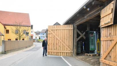 Bild: fjo
Fast bis zur Mitte der vielbefahrenen Ortsdurchfahrt öffnet sich ein Flügel des von der Gemeinde erworbenen Stadels. Markrat Ewald Zetzl trug das Problem nicht nur in den Markrat, sondern sorgte auf Bitten des Gremiums bereits für Abhilfe.