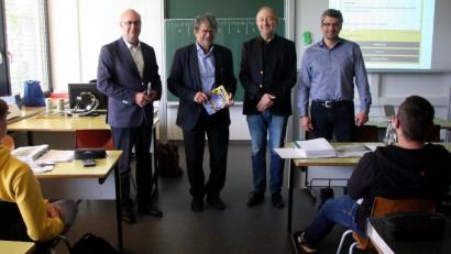 Bild: wro
Als Referent zum Thema „Europawahl“ konnte Studiendirektor a. D. Friedrich Wölfl (2. von links) gewonnen werden. Bevor’s los ging wurde er von Studiendirektor Wolfgang Hecht (links), Studiendirektor Uwe Heider und Schulleiter, Oberstudiendirektor Dr. Wolfgang Eckstein, (von rechts) willkommen geheißen.