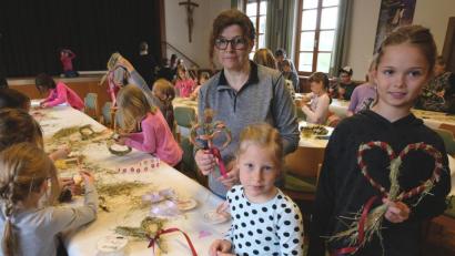 Bild: le
Stolz zeigt Betreuerin Nicole Venzl ein fertiges Heuherz.