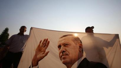 Bild: Depo Photos/ZUMA Wire/dpa
Bye, bye, Erdogan: Zwei Männer halten ein Tuch mit dem Foto des türkischen Präsidenten Recep Tayyip Erdogan bei der Eröffnung des Denkmals zum Gedenken an die Opfer des gescheiterten Putschversuchs in Ankara am 15.07.2016.