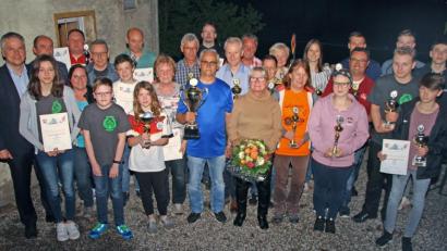 Bild: nm
Eine Vielzahl von Pokalen, Urkunden und Titeln gibt es bei der TSV-Sparte "Alle Neun" für die erfolgreichen Teilnehmer bei der Kegel-Dorfmeisterschaft.