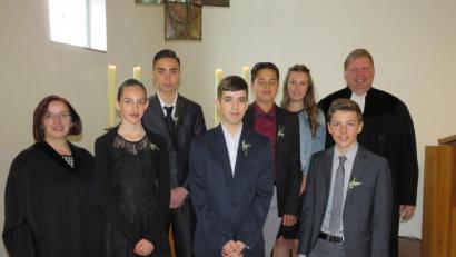 Bild: adj
Pfarrer Ulrich Gruber (rechts) und Lydia Engelhardt (links) feiern mit sechs Altenstädter Jugendlichen Konfirmation.