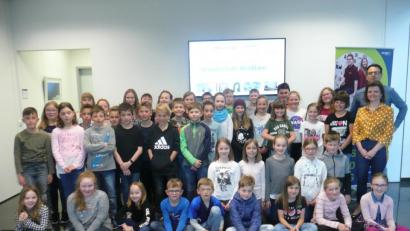 Bild: amö
Im Druckzentrum von Oberpfalz-Medien erlebten die Mädchen und Buben der Grundschule Winklarn-Thanstein einen spannenden und sehr interessanten Tag.