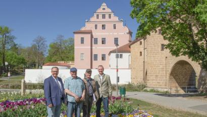Bild: Pia Regnet
Öffentliche Grünflächen sollen sich – zumindest teilweise – in Obstgärten verwandeln (von links): Bürgermeister Martin Preuß, Bernhard Richter, Bernhard Frank und Landtagsabgeordneter Harald Schwartz.



v.l. Bürgermeister Martin Preuß, Bernhard Richter, Leiter der Stadtgärtnerei Amberg, Bernhard Frank, Stadtentwicklungsamt Amberg, Landtagsabgeordneter Harald Schwartz.