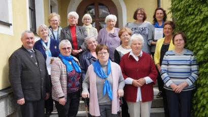 Bild: weu
Dekan Alfons Kaufmann, Vorsitzende Angelika Vogl (vordere Reihe von links) und Martha Urban vom Bezirksvorstand (zweite von rechts) gratulierten den Geehrten und überreichten Urkunde und Nadel.