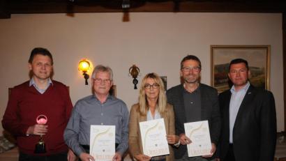 Bild: bey
Vorsitzender Bernd Piehler (links) mit dem Pokal des Stadtmeisters ehrt gemeinsam mit Bürgermeister Rainer Rewitzer (rechts) die langjährigen Mitglieder Klaus Fröhlich (40 Jahre) sowie Margit und Bernhard Voit (20 Jahre).